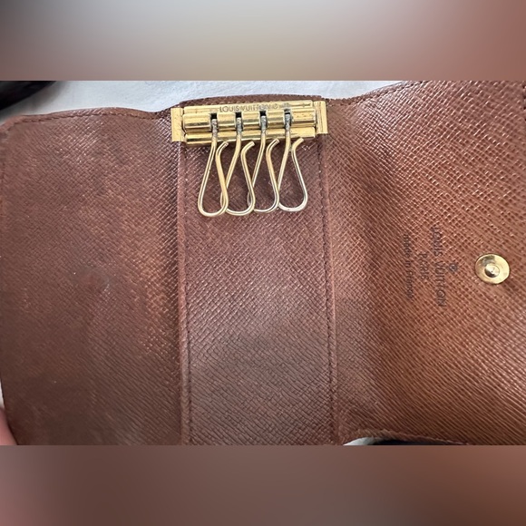 Louis Vuitton four key holder - Picture 7 of 7